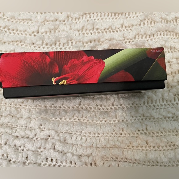 Like new! 2 Aveda Gift Boxes. Great condition and includes Aveda tissue paper - Picture 4 of 5